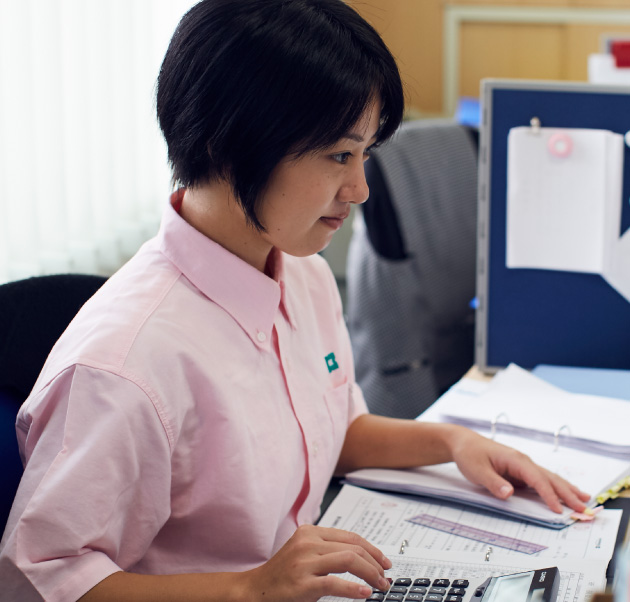 本社 経理課 大塚 瞳